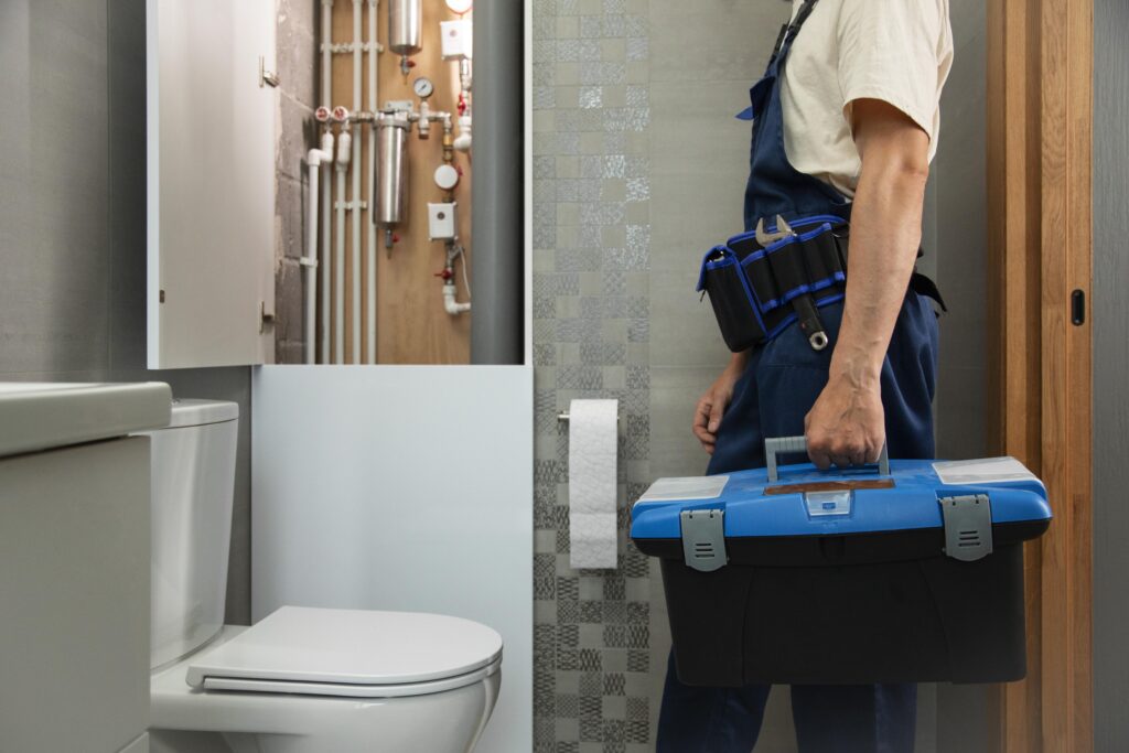hombre-fontanero-trabajando-para-arreglar-problemas-en-la-casa-del-cliente-min